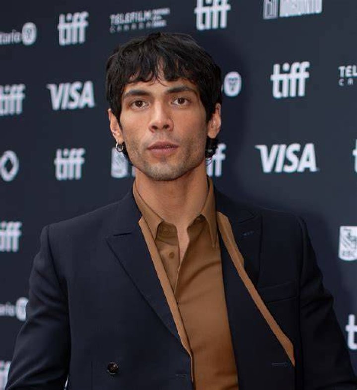 Diego Calva's height is 5 ft 11 in